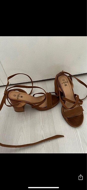 Taba rengi topuklu sandalet