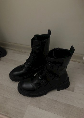Tokalı Siyah Deri Kadın Bot Postal