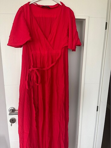 Kırmızı uzun kemerli elbise