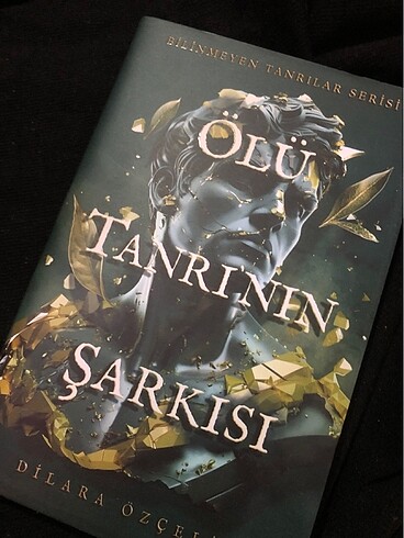 ÖLÜ TANRININ ŞARKISI İMZALI