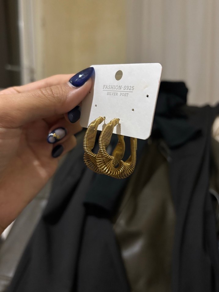 Altın Renk Mini Yılan Desenli Küpeler - Görsel 2