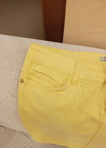 Düğmeli Sarı midi şort - Görsel 7