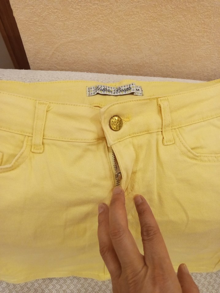 Düğmeli Sarı midi şort - Görsel 2