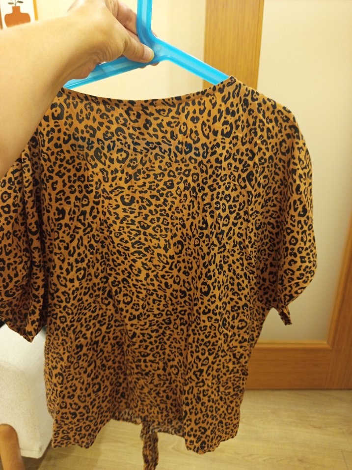 Kahverengi Kuşaklı V Yaka Kadın Bluz - Görsel 4