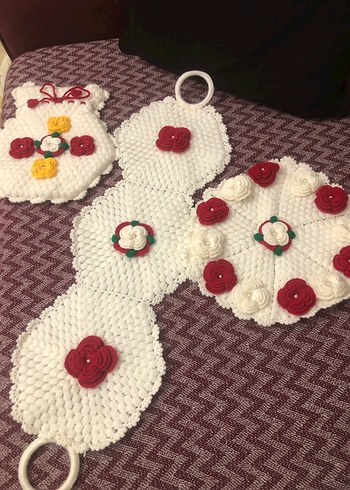 El Yapımı Beyaz Kırmızı Çiçekli Örgü Set - Görsel 2