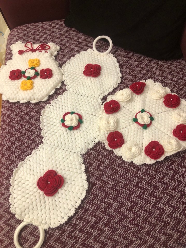El Yapımı Beyaz Kırmızı Çiçekli Örgü Set - Görsel 2