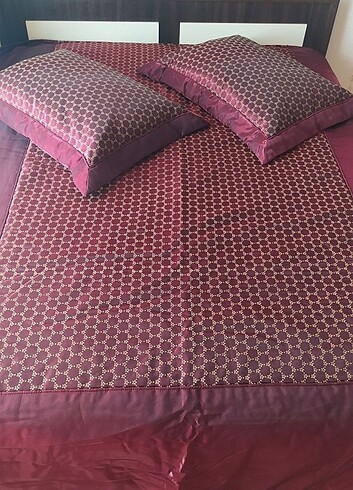 Bordo yatak örtüsü 