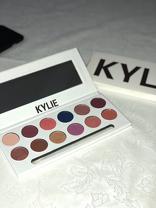 diğer Beden Kylie far paleti