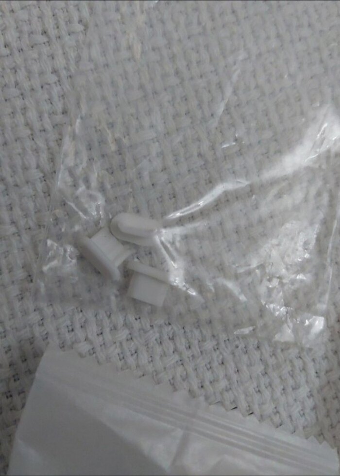 Beyaz Kulak Tıkacı Paketi ve şarj yuvası kapağı - Görsel 3