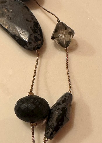 Gri Yılan Desenli Uzun Boncuklu Kadın Kolye - Görsel 5