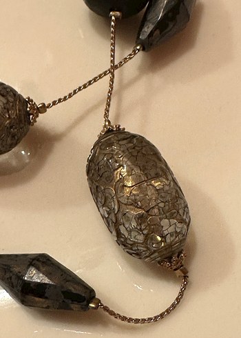 Gri Yılan Desenli Uzun Boncuklu Kadın Kolye - Görsel 3