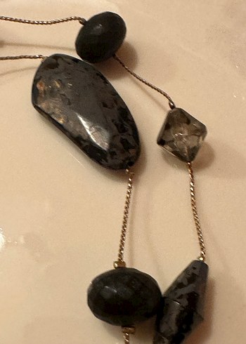 Gri Yılan Desenli Uzun Boncuklu Kadın Kolye - Görsel 4