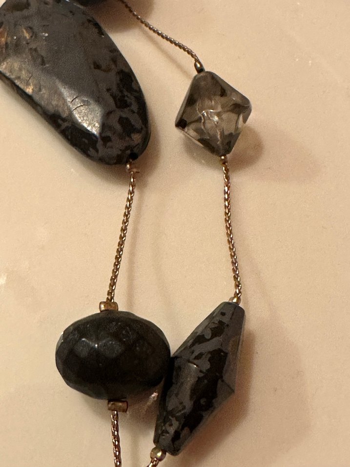 Gri Yılan Desenli Uzun Boncuklu Kadın Kolye - Görsel 5