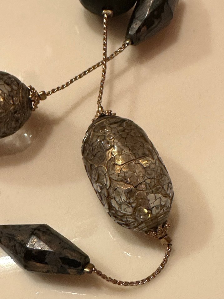 Gri Yılan Desenli Uzun Boncuklu Kadın Kolye - Görsel 3