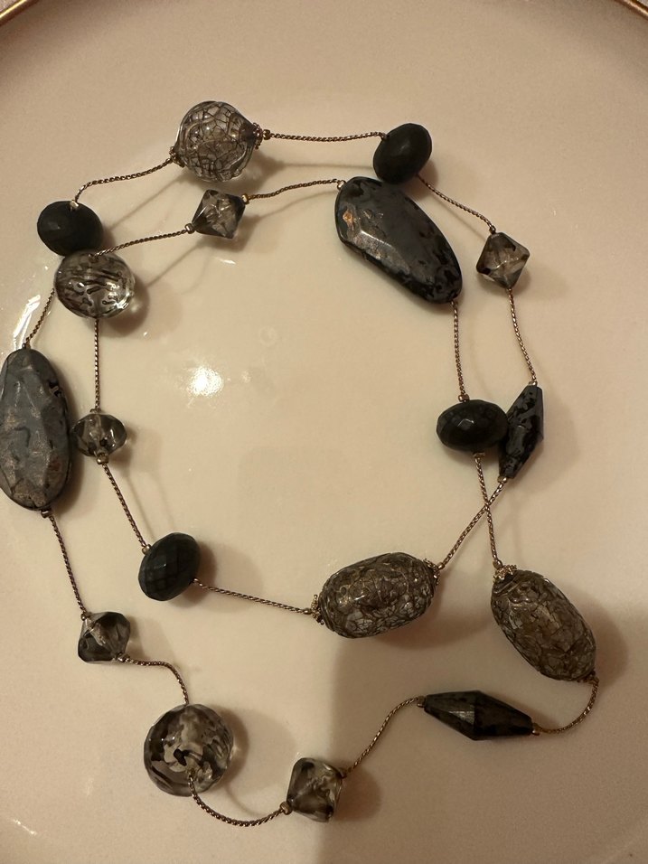 Gri Yılan Desenli Uzun Boncuklu Kadın Kolye - Görsel 2