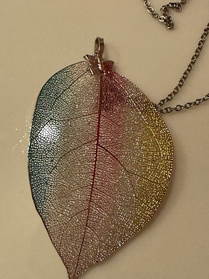 Renkli İşlemeli Şeffaf Yaprak Kolye - Görsel 3