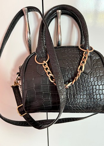 Zincir Detaylı Siyah Deri Yılan Desenli Çanta - Görsel 2