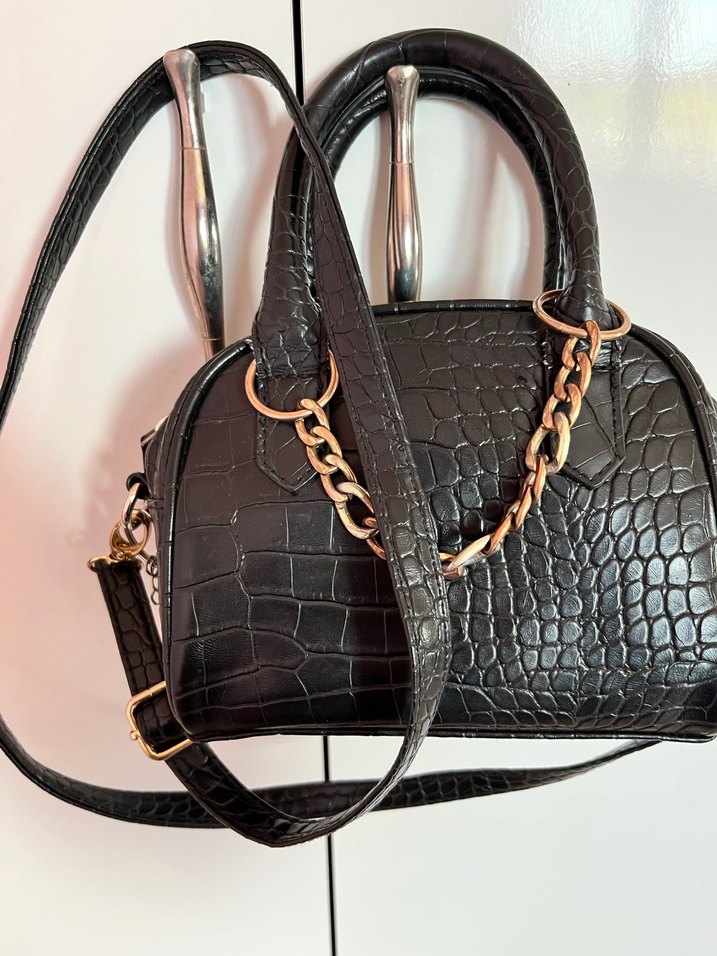 Zincir Detaylı Siyah Deri Yılan Desenli Çanta - Görsel 2