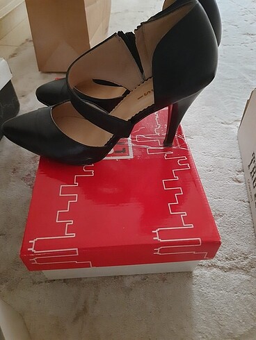 Diğer Deri stiletto