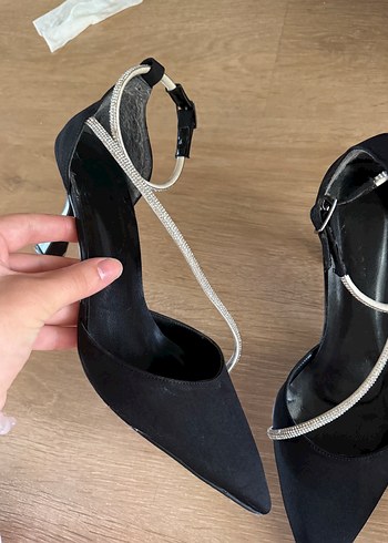 Trendyol & Milla Zincir Detaylı Siyah Yılan Desenli Stiletto