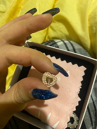 Beden Pandora rose gold kalp charm