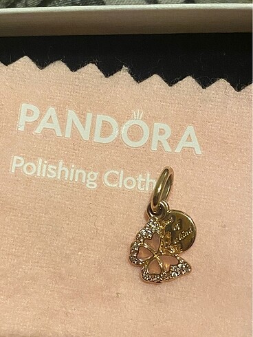 Beden Pandora rose gold kelebek charm