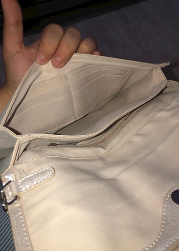 Beyaz Parlak Fırfırlı Kadın Portföy Çanta - Görsel 4