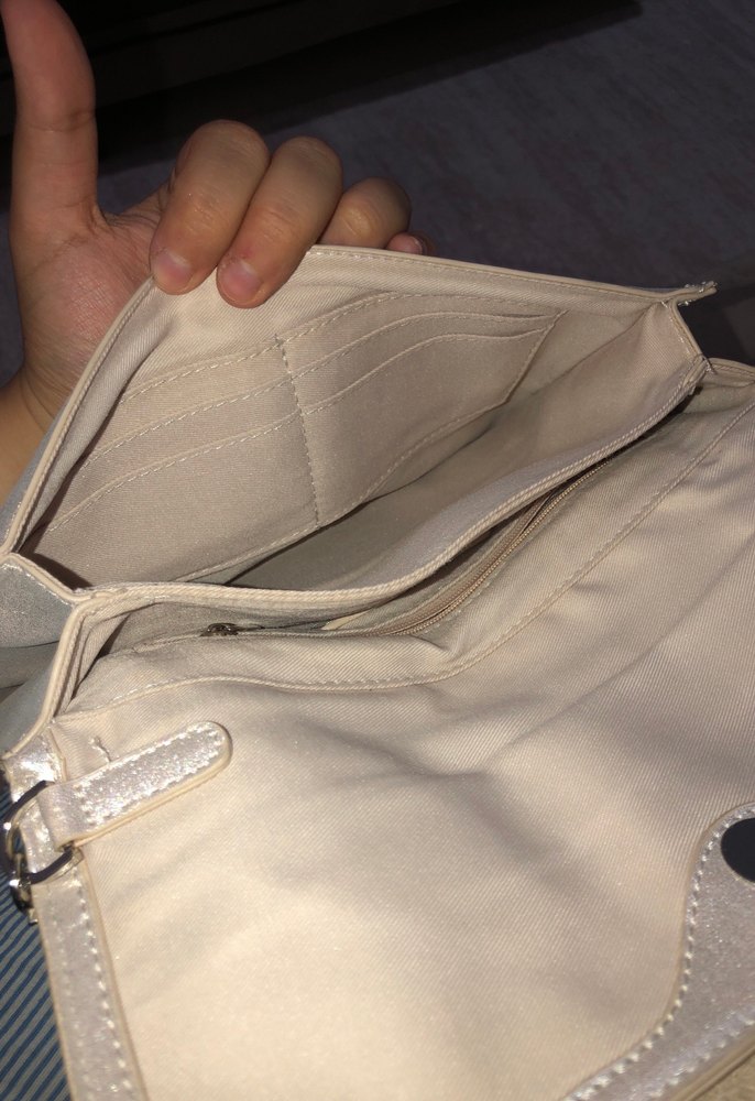 Beyaz Parlak Fırfırlı Kadın Portföy Çanta - Görsel 4