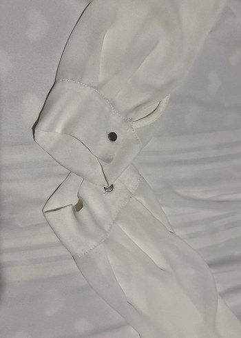 Düğmeli Beyaz V Yaka Kadın Gömlek - Görsel 7