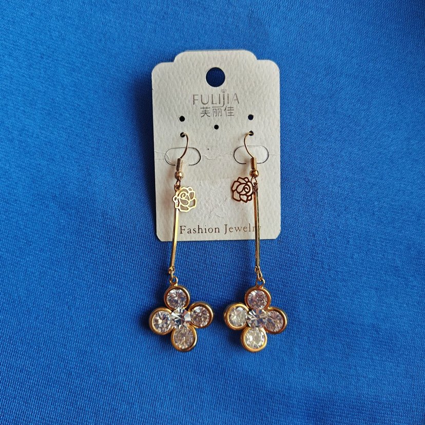 Kore'den Altın Kaplama Küpeler - Görsel 2