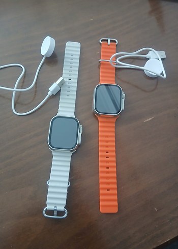 Çok Renkli Akıllı Saatler ve Şarj Kabloları