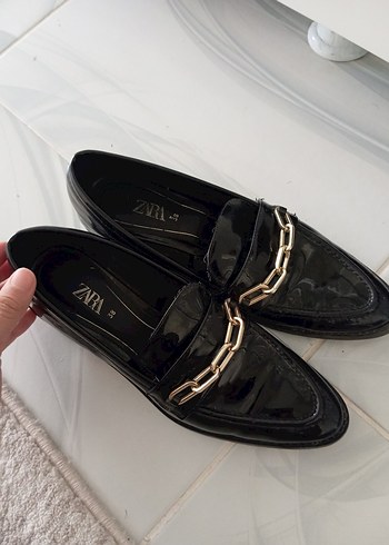 Zincir Detaylı Siyah Parlak Loafer