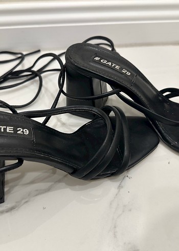 Siyah Elastik Bantlı Blok Topuklu Sandalet - Görsel 2