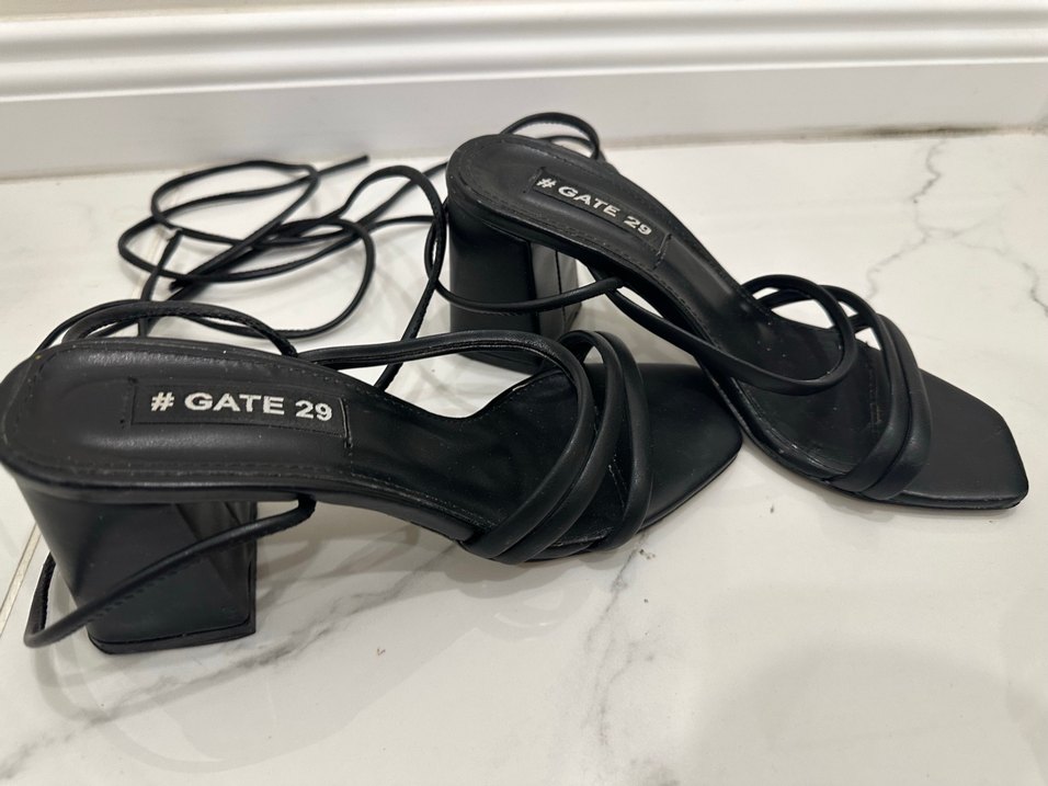 Siyah Elastik Bantlı Blok Topuklu Sandalet - Görsel 2