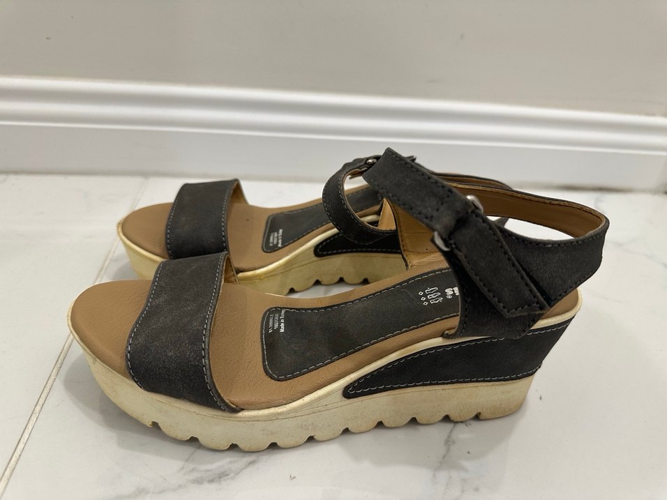 Polaris Gri Toka Detaylı Kadın Dolgu Topuklu Sandalet - Görsel 2