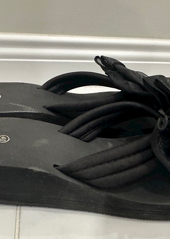 Fiyonk Detaylı Siyah Kadın Dolgu Topuk Terlik - Görsel 3