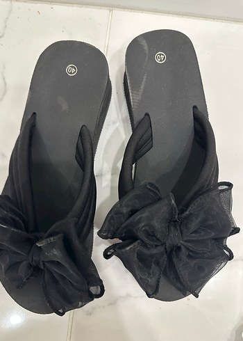 Fiyonk Detaylı Siyah Kadın Dolgu Topuk Terlik - Görsel 4