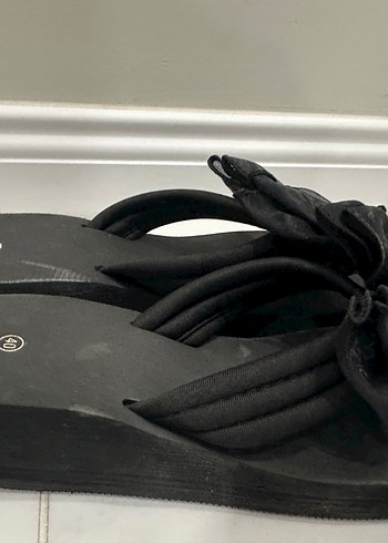 Fiyonk Detaylı Siyah Kadın Dolgu Topuk Terlik - Görsel 2