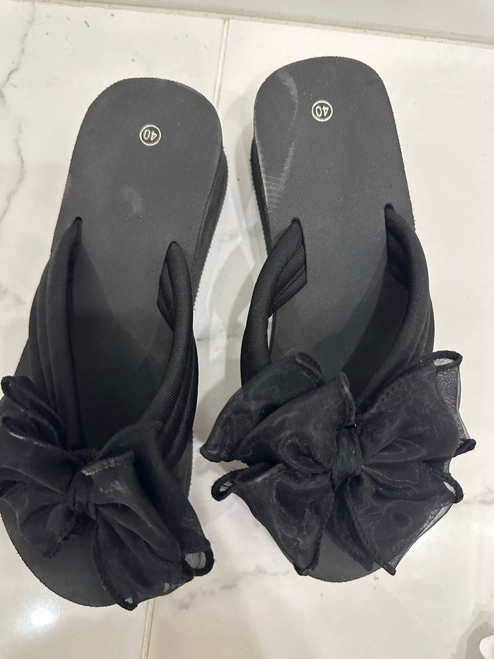 Fiyonk Detaylı Siyah Kadın Dolgu Topuk Terlik - Görsel 4