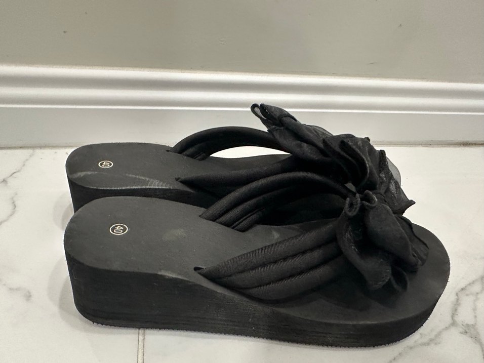 Fiyonk Detaylı Siyah Kadın Dolgu Topuk Terlik - Görsel 2