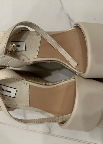 Stradivarius Bej Bantlı Dolgu Topuklu Kadın Sandalet - Görsel 3