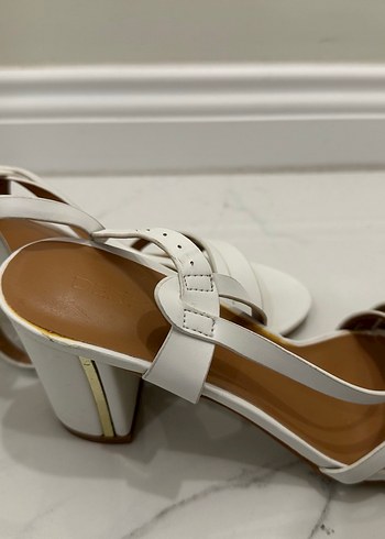 Derimod Beyaz Tokalı Kadın Blok Topuklu Sandalet - Görsel 2