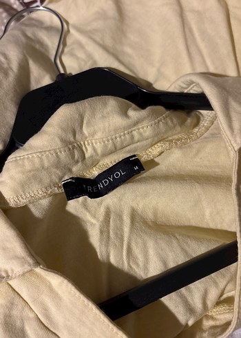 Sarı V Yakalı Crop Kadın Tişört - Görsel 3