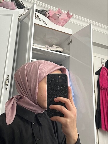Pembe jakar eşarp