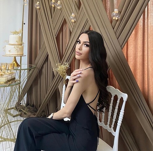 Siyah sırt detaylı tulum