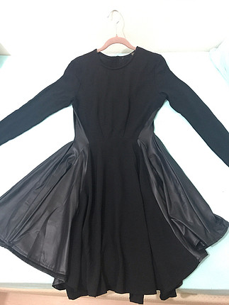 Siyah kısa kenarları deri piliseli elbise
