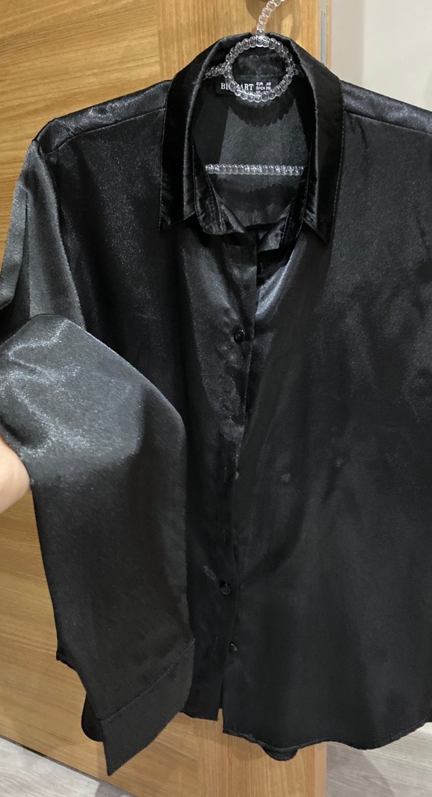 Saten Görünümlü Siyah Uzun Kollu Gömlek - Görsel 2