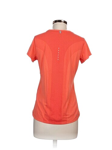 m Beden Nike T-shirt %70 İndirimli.