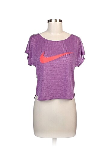 Nike T-shirt %70 İndirimli.