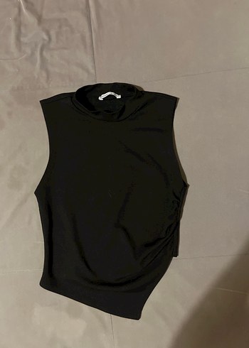 Siyah Yüksek Yakalı Kolsuz Crop Top